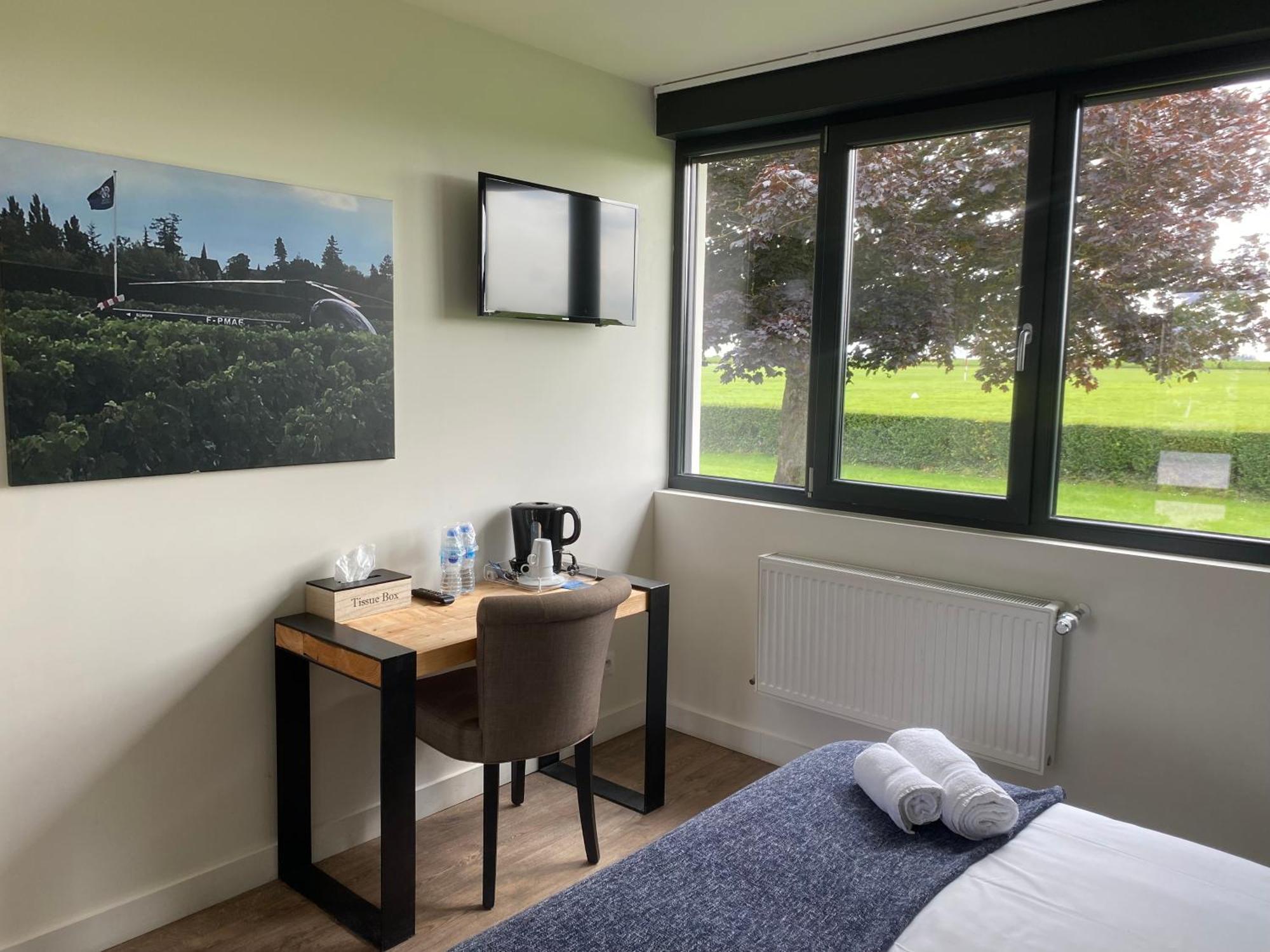 Logis Hotel & Restaurant De L'Aerodrome De La Baie De Somme Buigny-Saint-Maclou ภายนอก รูปภาพ