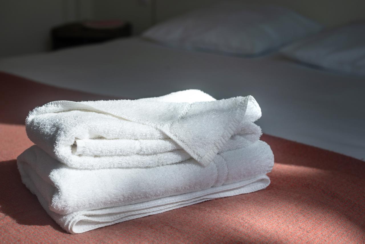 Logis Hotel & Restaurant De L'Aerodrome De La Baie De Somme Buigny-Saint-Maclou ภายนอก รูปภาพ